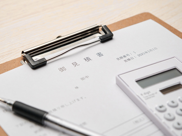 電話する営業マン