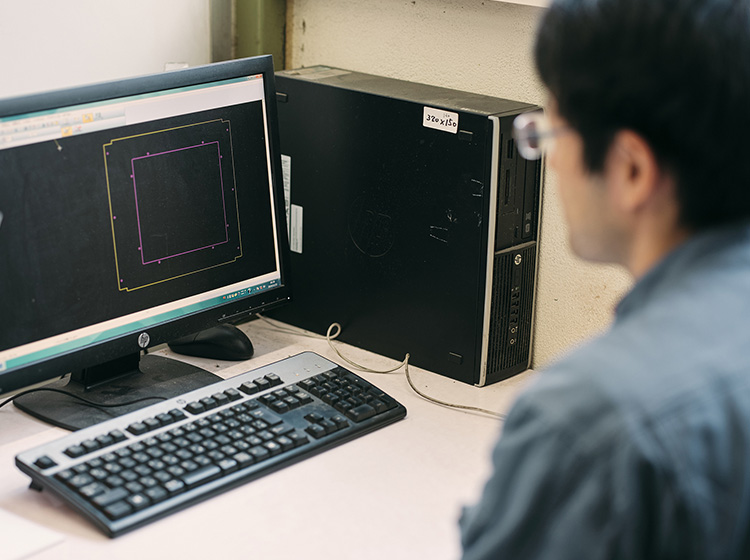 パソコンで作業する社員