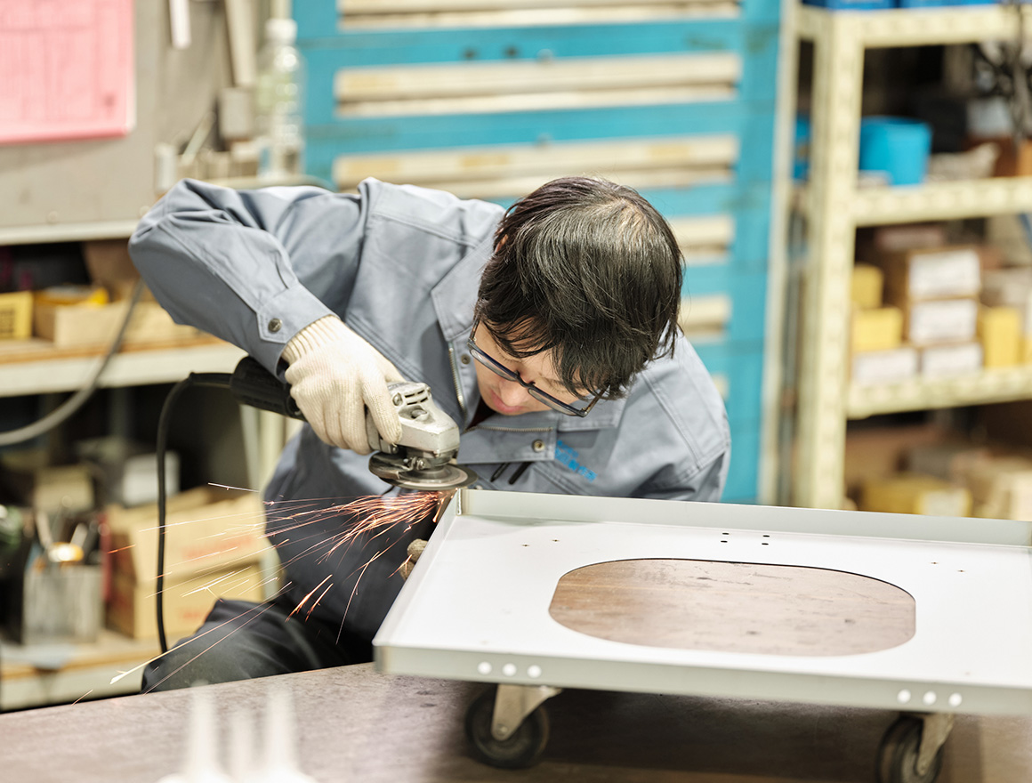 製造作業中の社員