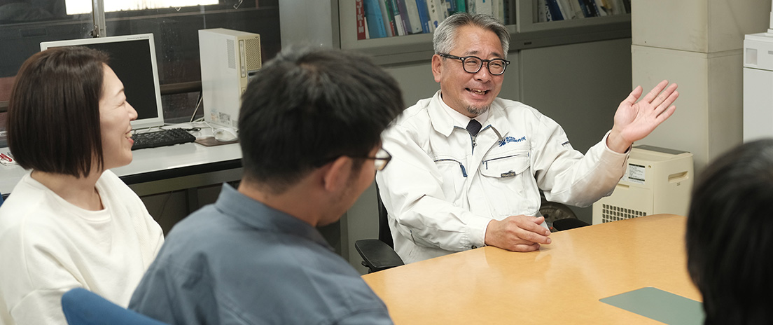 若手社員たちが社長を囲んで語り合う様子