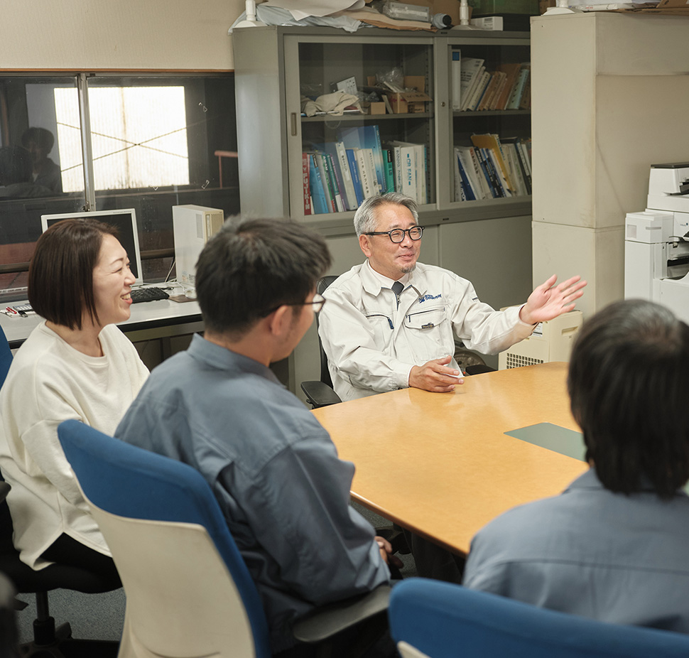 写真：和やかに話す社員と社長