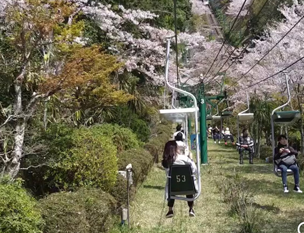 社員旅行でリフトに乗る