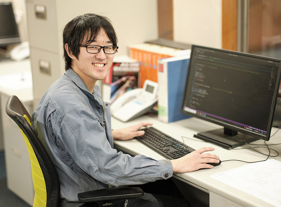 パソコン作業中の丸野敬汰さん