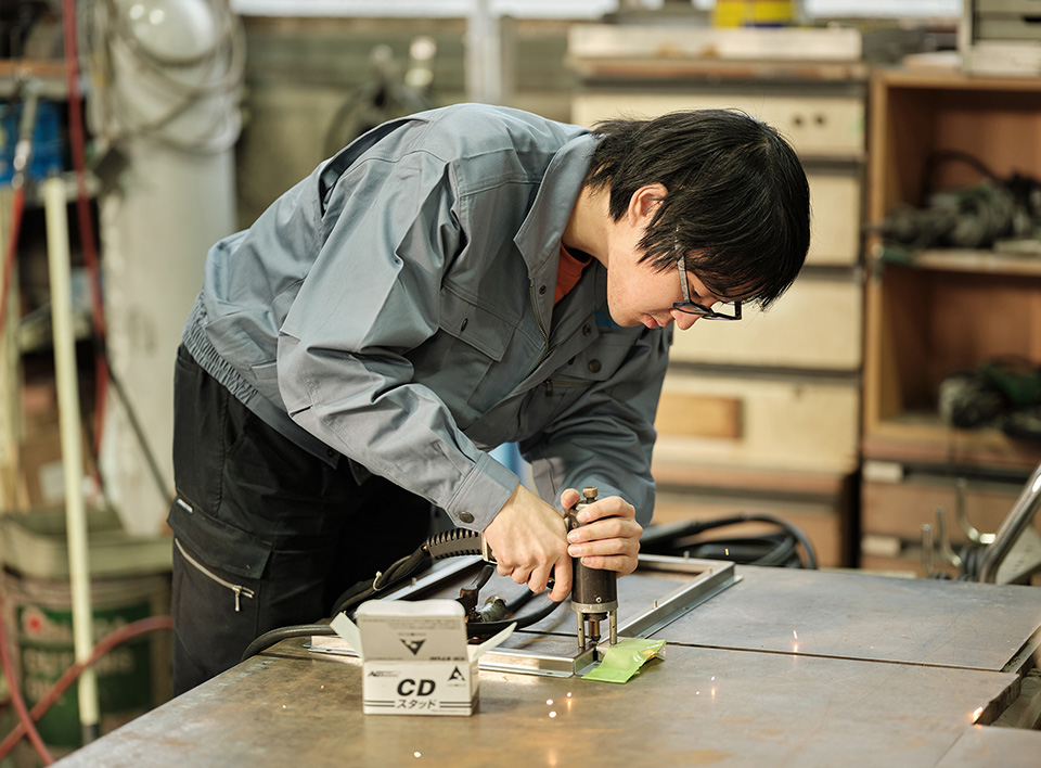 作業中の丸野敬汰さん
