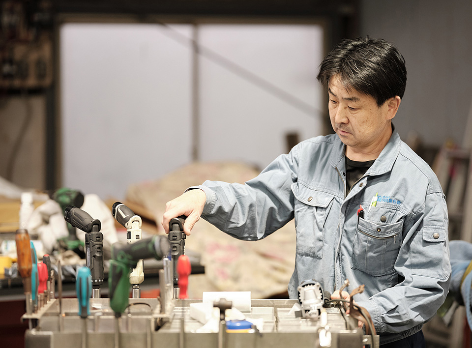 作業中の松浦文哉さん