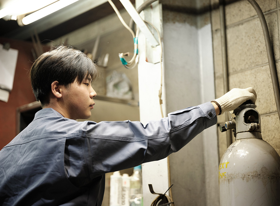 作業中の澤井慎平さん
