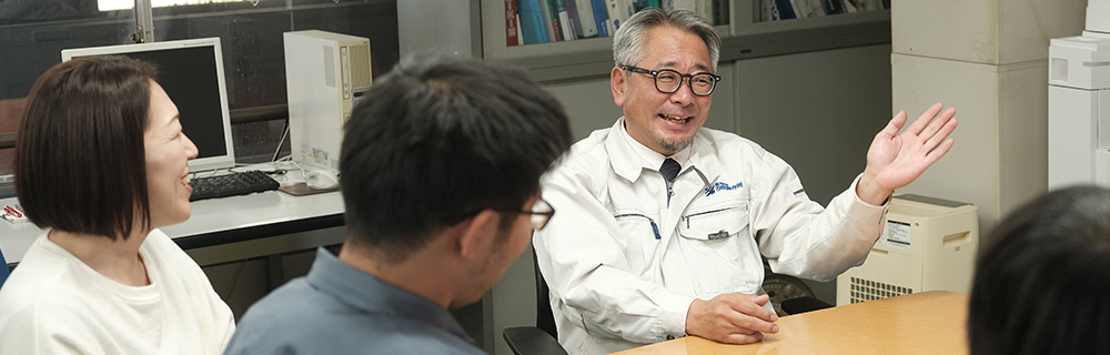 社長と若手社員が談笑している様子