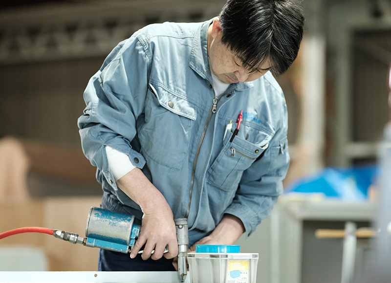 写真：技術者が作業中の様子